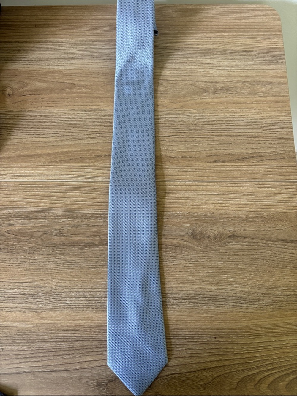 Classic Light Blue Men's Tie with Subtle Micro-Pattern